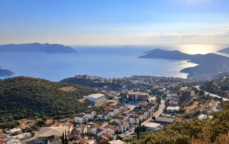 Kaş merkez manzarası, tepeden görülen Kaş yerleşimi ve Akdeniz kıyısı